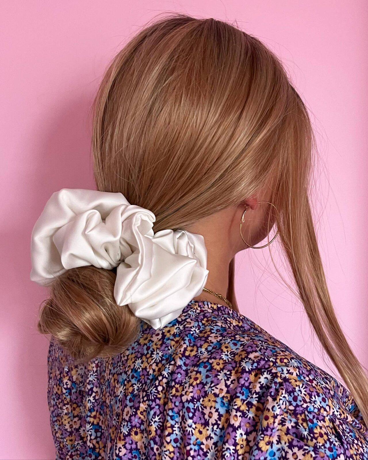 Duża biała gumka do włosów