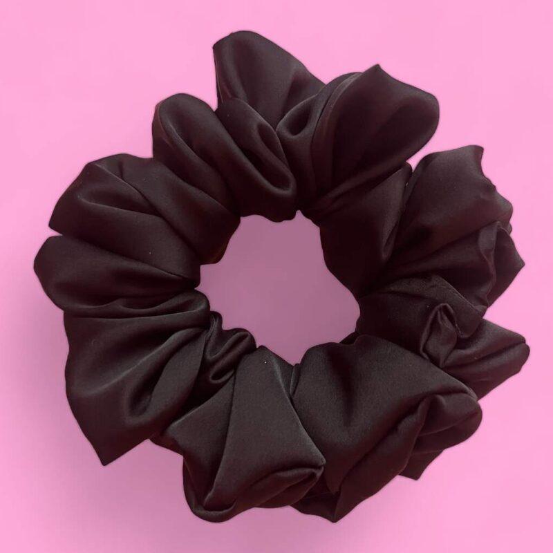 Czarna gumka do włosów w różnych rozmiarach