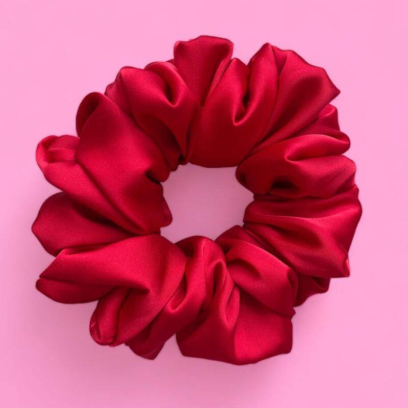 Czerwona gumka do włosów w różnych rozmiarach