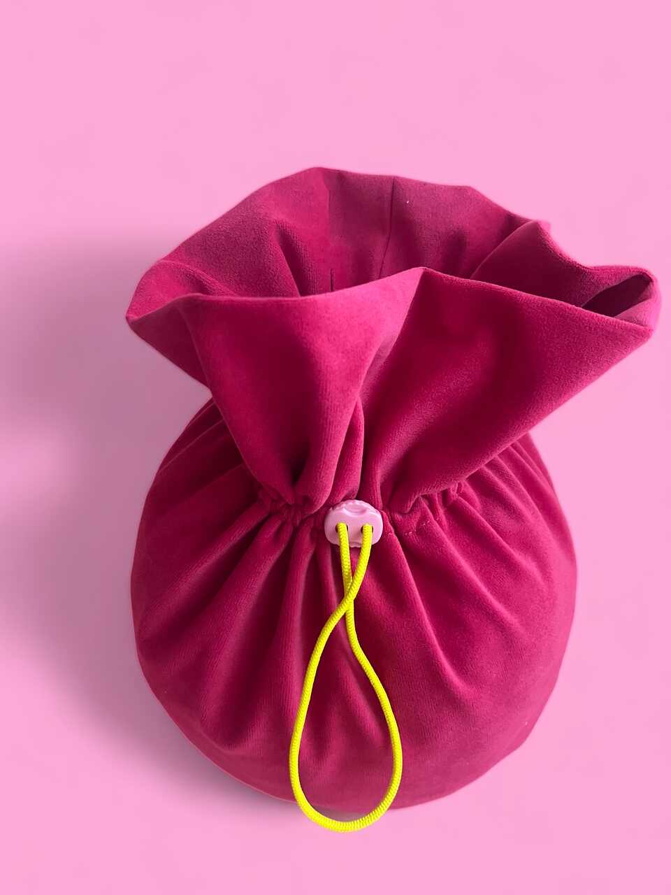 Różowy woreczek do przechowywania biżuterii lub innych drobiazgów