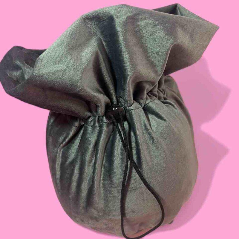 Szary woreczek do przechowywania biżuterii i innych drobiazgów