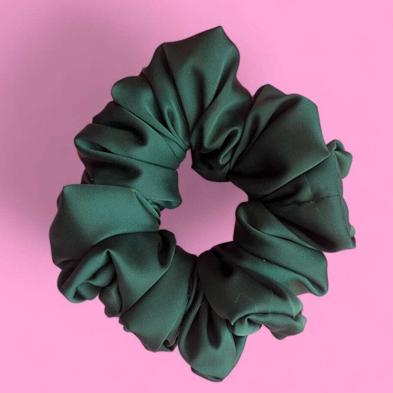 Zielona gumka do włosów w różnych rozmiarach