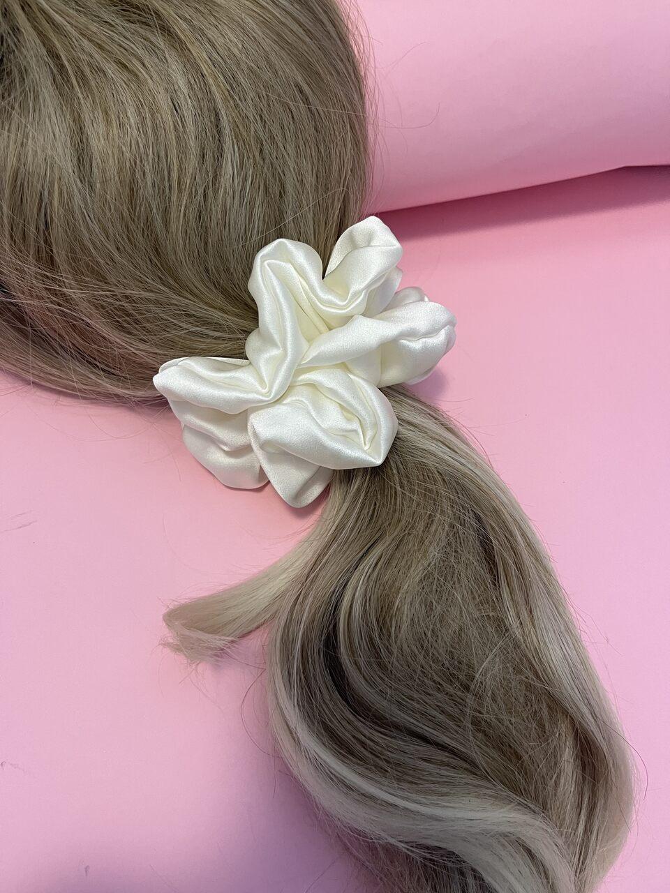 czarna gumka do włosów blond włosy dodatki akcesoria gumka frotka