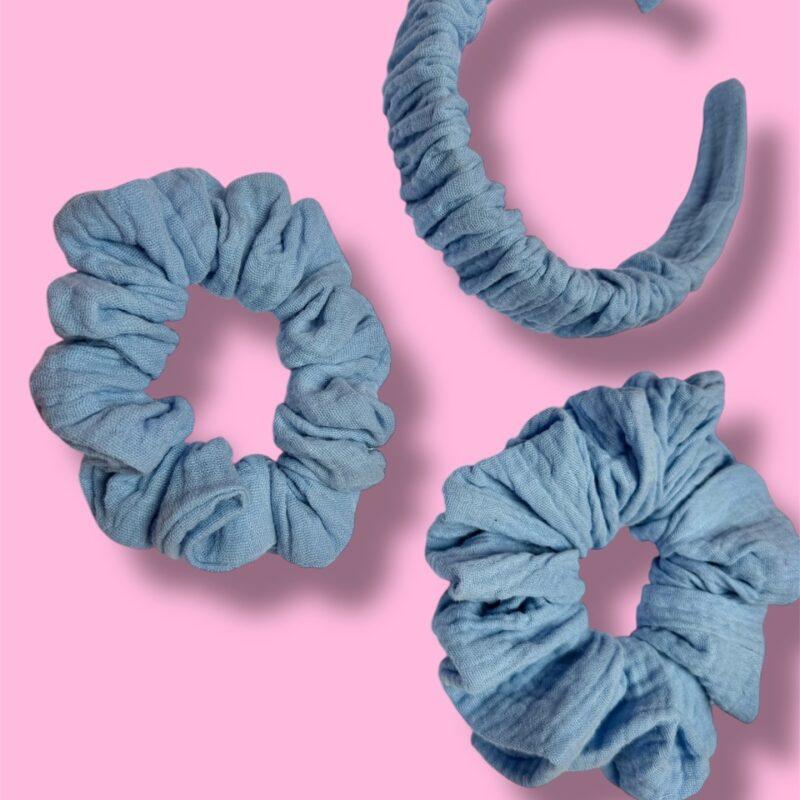 Muślin nie ciągnie, nie łamie włosów i pięknie układa się na głowie. Każdy element zestawu jest ręcznie szyty z dbałością o detale, dzięki czemu masz pewność wyjątkowej jakości.