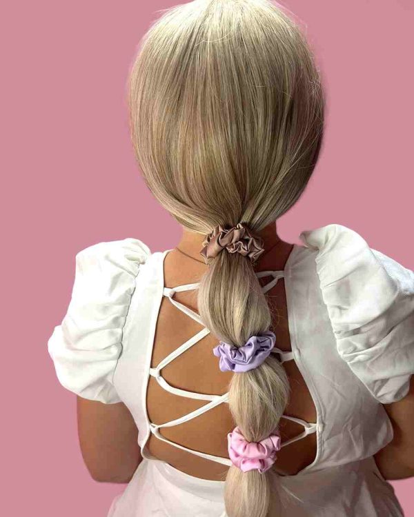 Fryzura z trzema mini gumkami do włosów