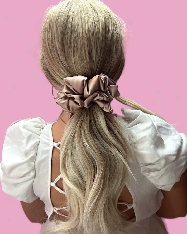 Kucyk na blond włosach